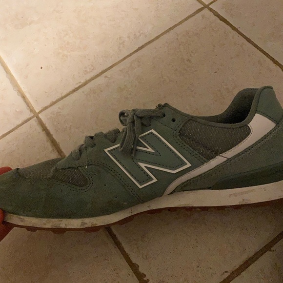 New balance tennis shoes - Picture 2 of 3
